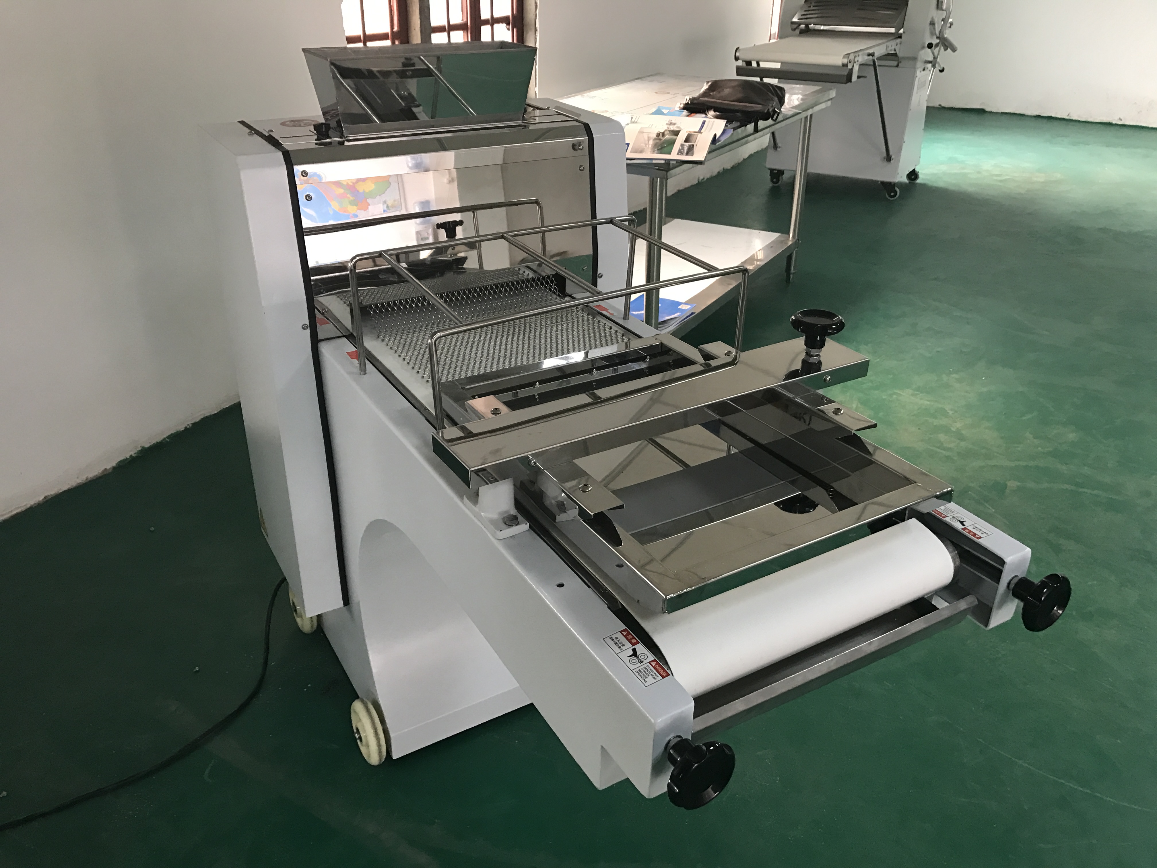 Toast moulder machine