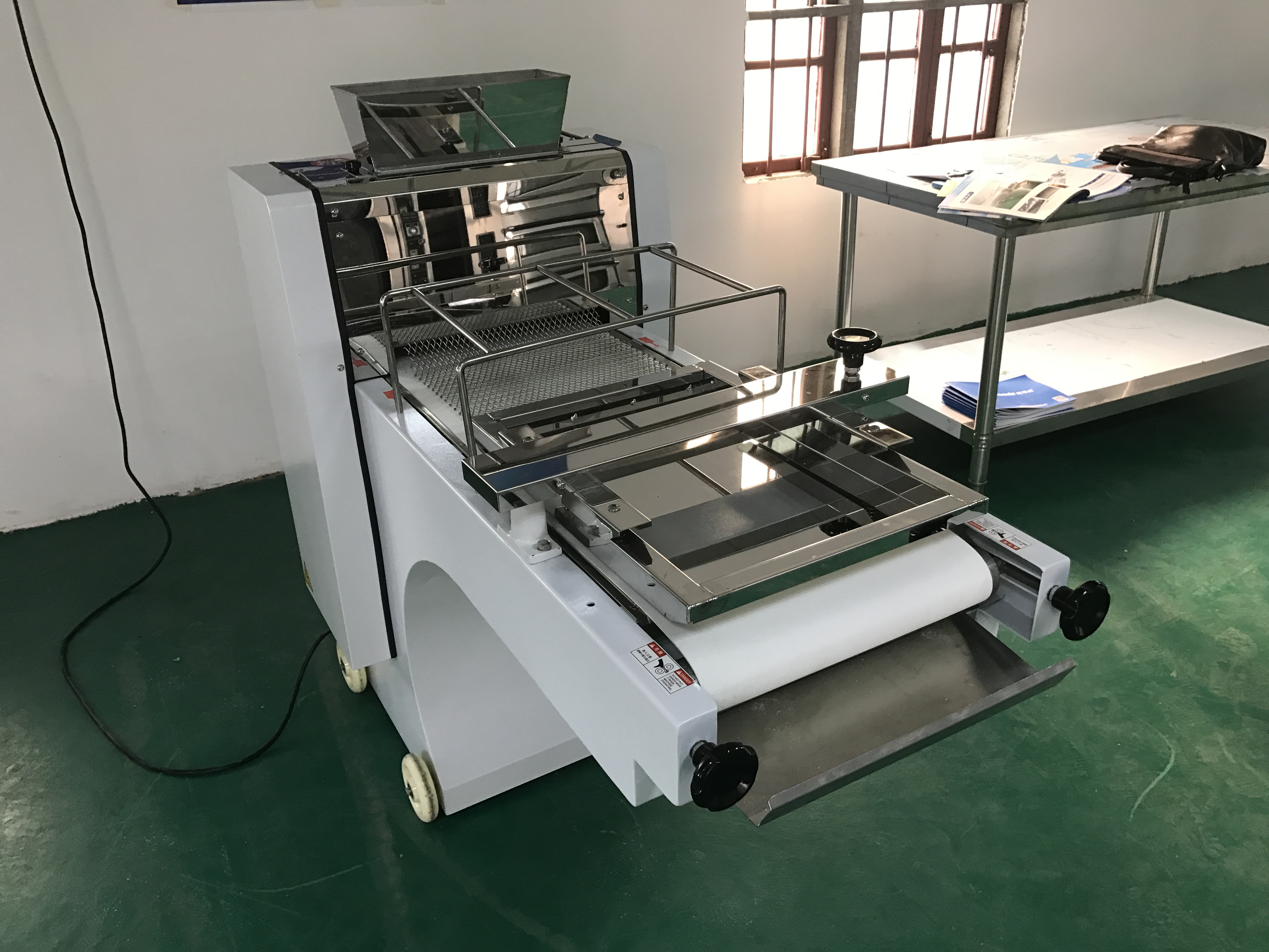 Toast moulder machine