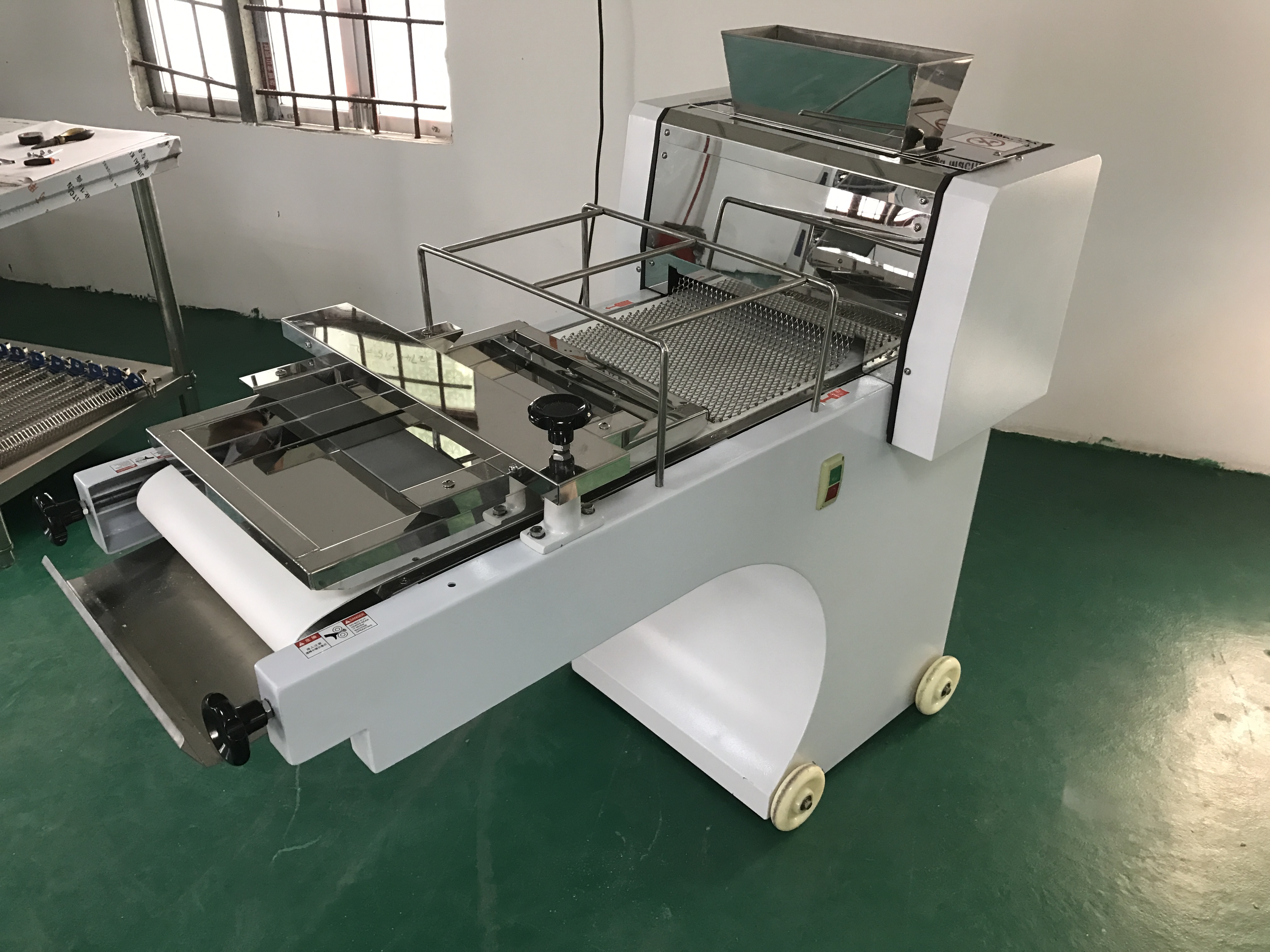 Toast moulder machine